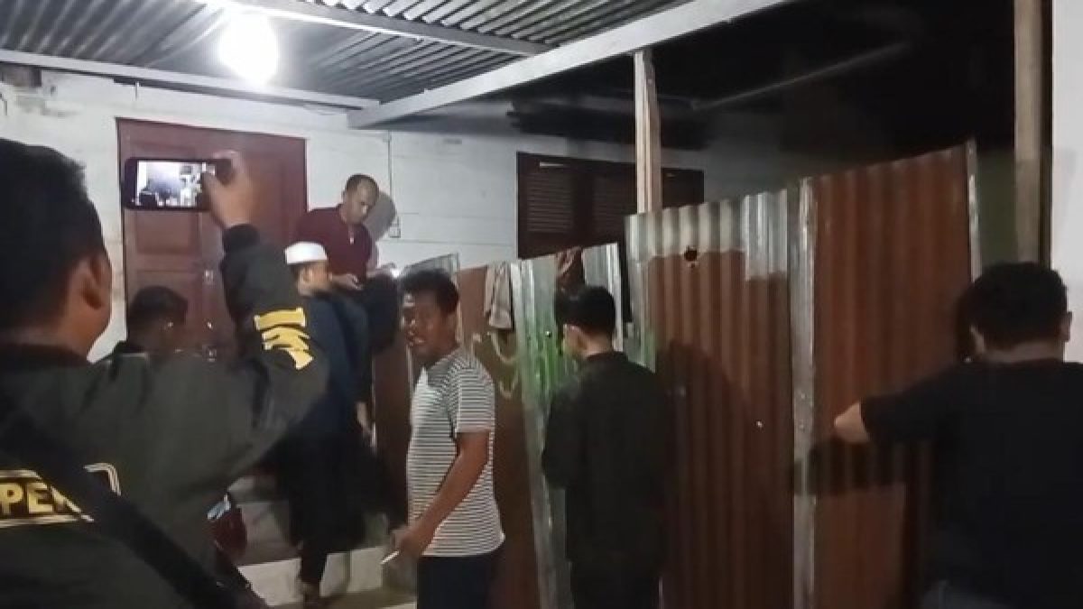 Warga Grebek Rumah yang Diduga Tempat Pengoplosan BBM