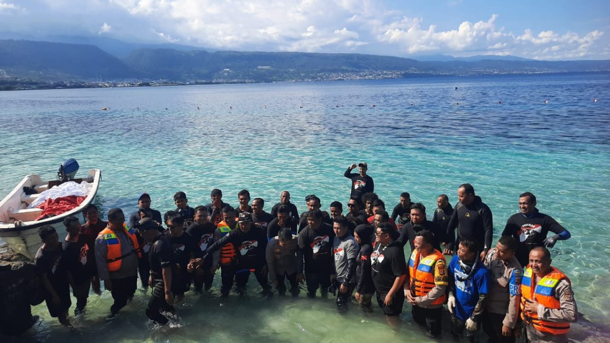 Pengibaran Bendera Merah Putih di Pantai