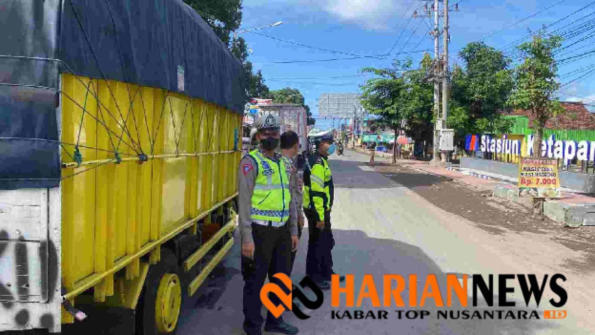 Penyeberangan Pelabuhan Ketapang Alami Kemacetan Satlantas Lakukan Pengaturan