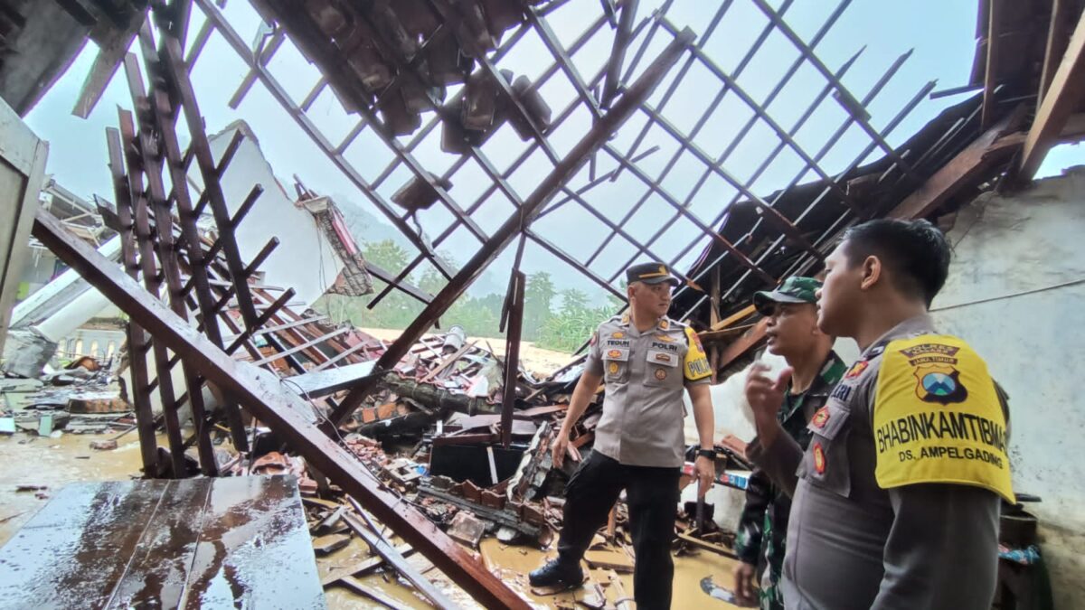Polisi Bantu Evakuasi Korban Banjir dan Tanah Longsor di Malang