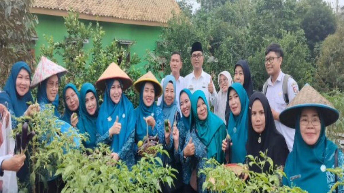 Ketua TP PKK Lampung Utara Mengelar Pengajian Rutin Di Desa Pengaringan Kecamatan Abung Barat