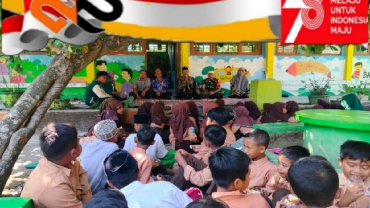 Babinsa Koramil 0812/07 Bluluk Tumbuhkan Jiwa Nasionalisme Dengan Melatih Hadroh Serta Berikan Wawasan Kebangsaan