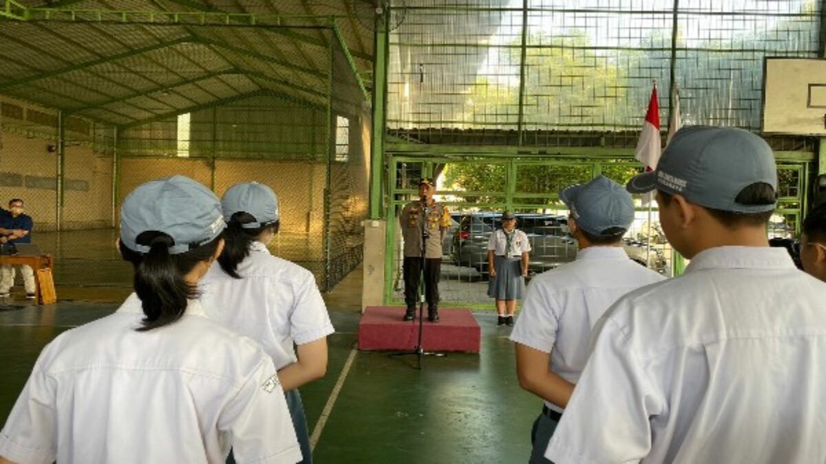 Kapolsek Tegalsari Menjadi Irup Dalam Upacara Senin di SMA Santa Maria Surabaya
