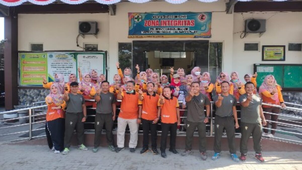 Jumat Sehat Koramil 0812/26 Pucuk Bersinergi Bersama Puskesmas Gelar Olahraga Bersama