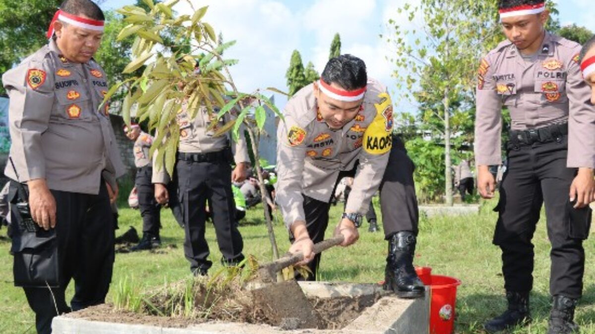Lestarikan Lingkungan Polres Tulungagung Tanam Pohon Buah – Buahan Secara Serentak