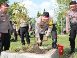 Lestarikan Lingkungan Polres Tulungagung Tanam Pohon Buah – Buahan Secara Serentak