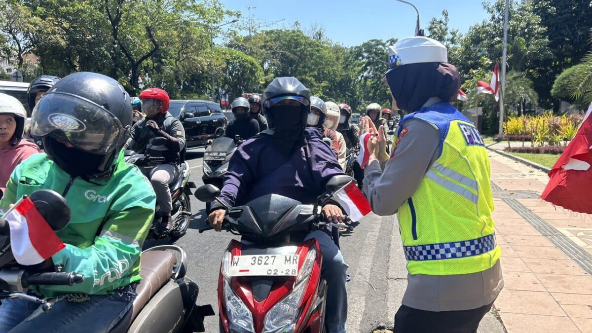 Demi Rasa Cinta Tanah Air Satlantas Polresta Surabaya Bagi-Bagi Bendera