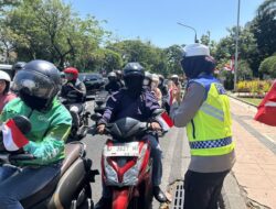 Demi Rasa Cinta Tanah Air Satlantas Polresta Surabaya Bagi-Bagi Bendera