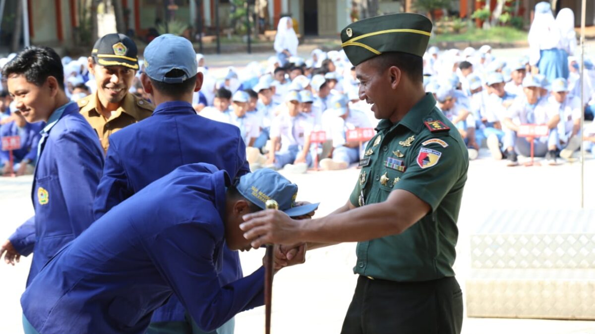 Motivasi Serta Semangat  Bagi Generasi Muda Ini Yang Diberikan Dandim 0812/Lamongan Dalam Senin Berkibar