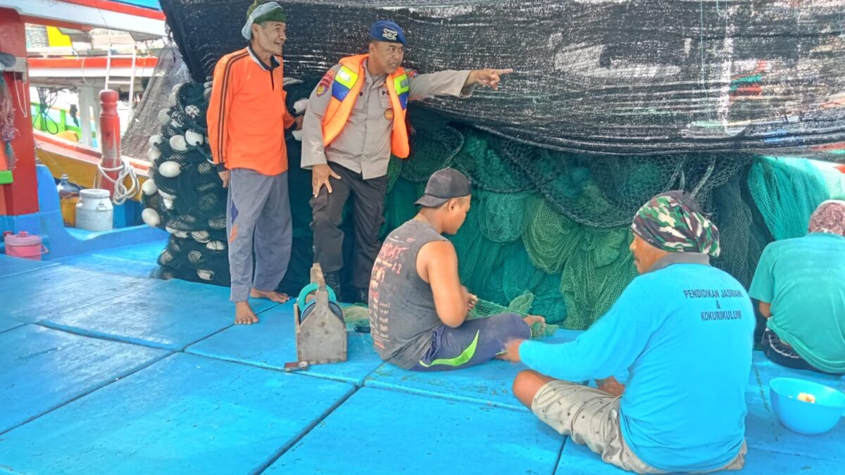 Bripka I Wayan Wedhana Giat Patroli Dan Sambang Dialogis Kepada Nahkoda Dan ABK KMP