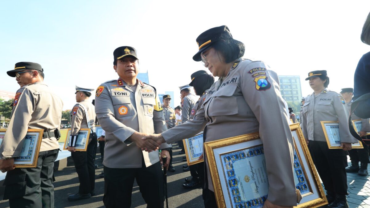 Kapolda Jatim Berikan 161 Penghargaan Untuk Personel Polri dan PNS Polda Jatim