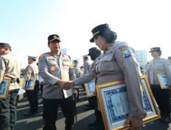 Kapolda Jatim Berikan 161 Penghargaan Untuk Personel Polri dan PNS Polda Jatim