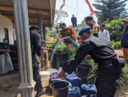Brimob Malang Satbrimob Polda Jatim Salurkan Air Bersih Di Singosari