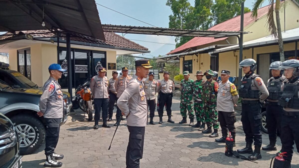 Kapolres Pasuruan Pimpin Pemadaman Api Di Area Gunung Welirang
