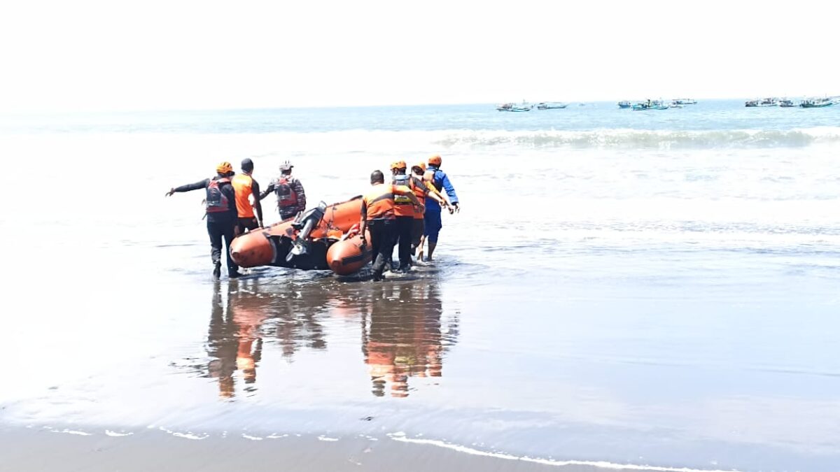 Personel Gabungan Lakukan SAR 3 Korban Laka Laut Perairan Pelawangan Grajagan Banyuwangi Belum Diketemukan