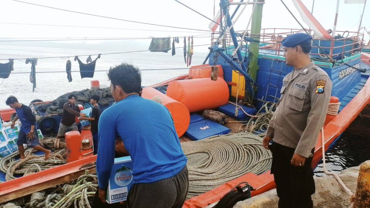 Antisipasi Laka Laut Bripka Waluyo Laksanakan Giat Patroli Dialogis Kawasan Dermaga Tanjungwangi