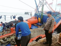 Antisipasi Laka Laut Bripka Waluyo Laksanakan Giat Patroli Dialogis Kawasan Dermaga Tanjungwangi