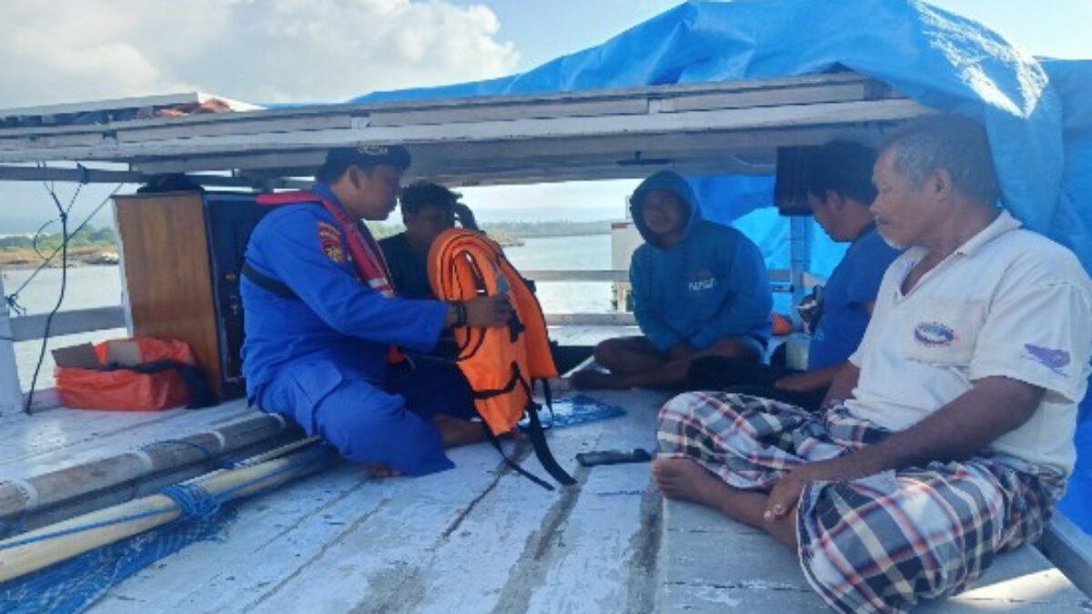 Sat Polairud Polresta Banyuwangi Laksanakan Giat Patroli Dialogis Dalam Rangka Cipta Kondisi Area Dermaga Marina Boom