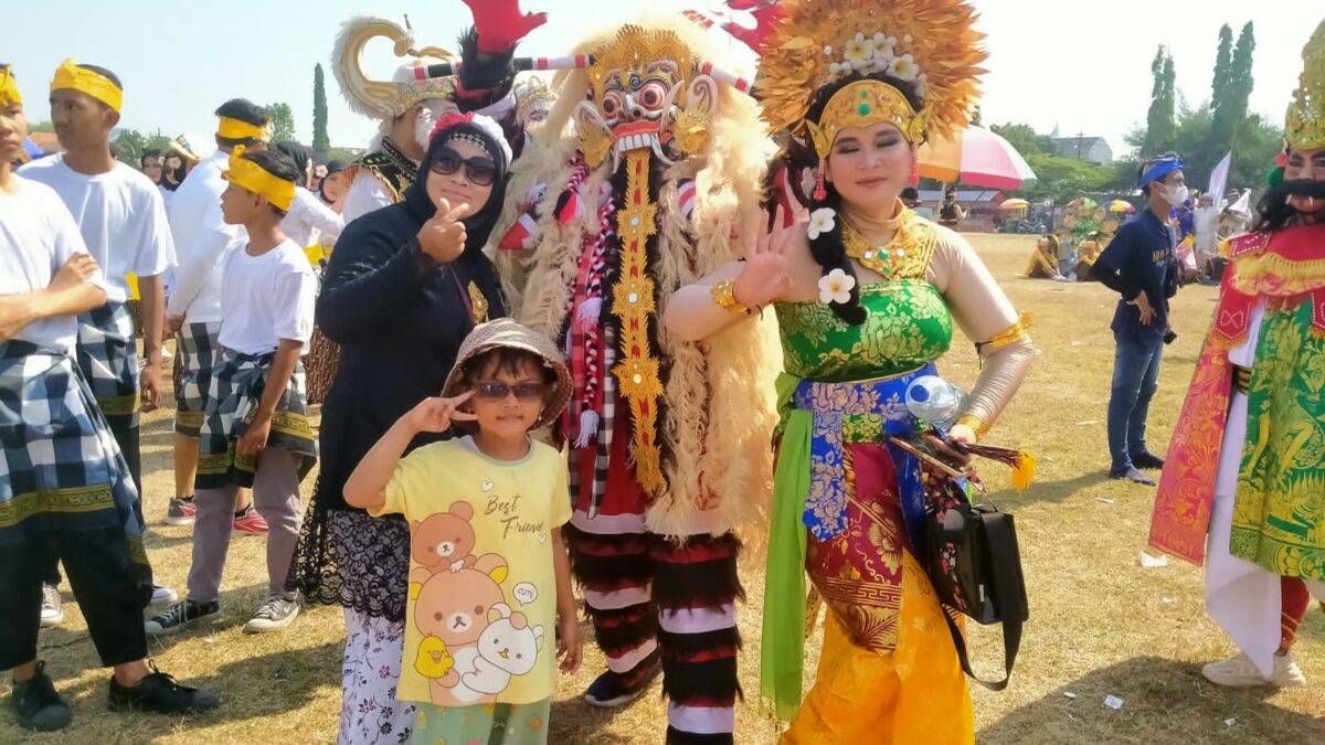 Parade Karnaval Kelurahan Babat Dihiasi Berbagai Kreasi Busana