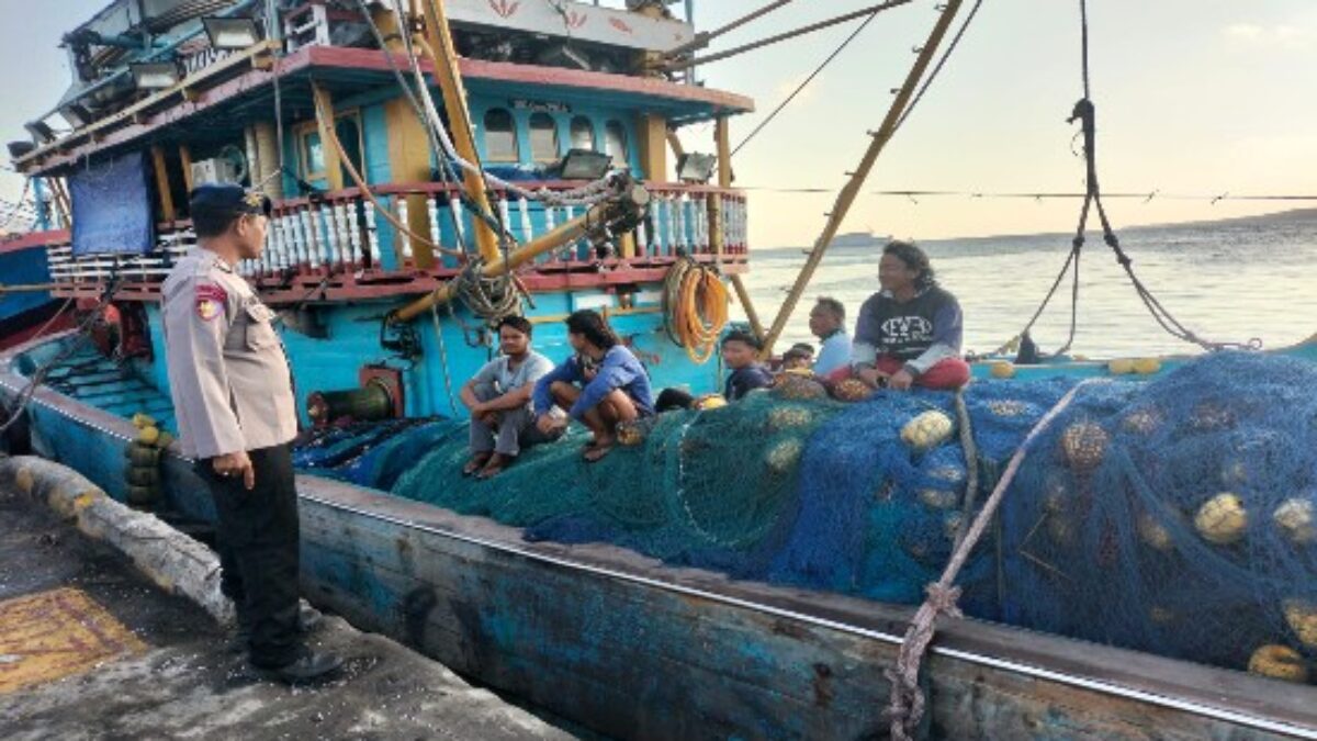 Aiptu Gede Laksanakan Patroli Dialogis Dalam Cipta Kondisi Kawasan Pelabuhan Tanjungwangi