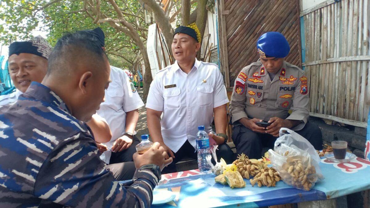 Sat Polairud Polresta Banyuwangi Laksanakan Giat Pengamanan Petik Laut Masyarakat Pesisir Pantai Waru Doyong