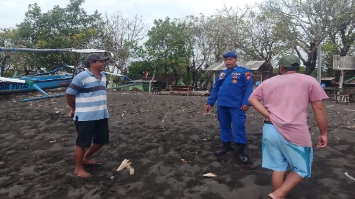 Laksanakan Patroli Harkamtibmas, Aipda Haerul Umam Ajak Masyarakat Nelayan Pesisir Pentingnya Penyediaan Alat Keselamatan Berlayar