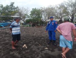 Laksanakan Patroli Harkamtibmas, Aipda Haerul Umam Ajak Masyarakat Nelayan Pesisir Pentingnya Penyediaan Alat Keselamatan Berlayar