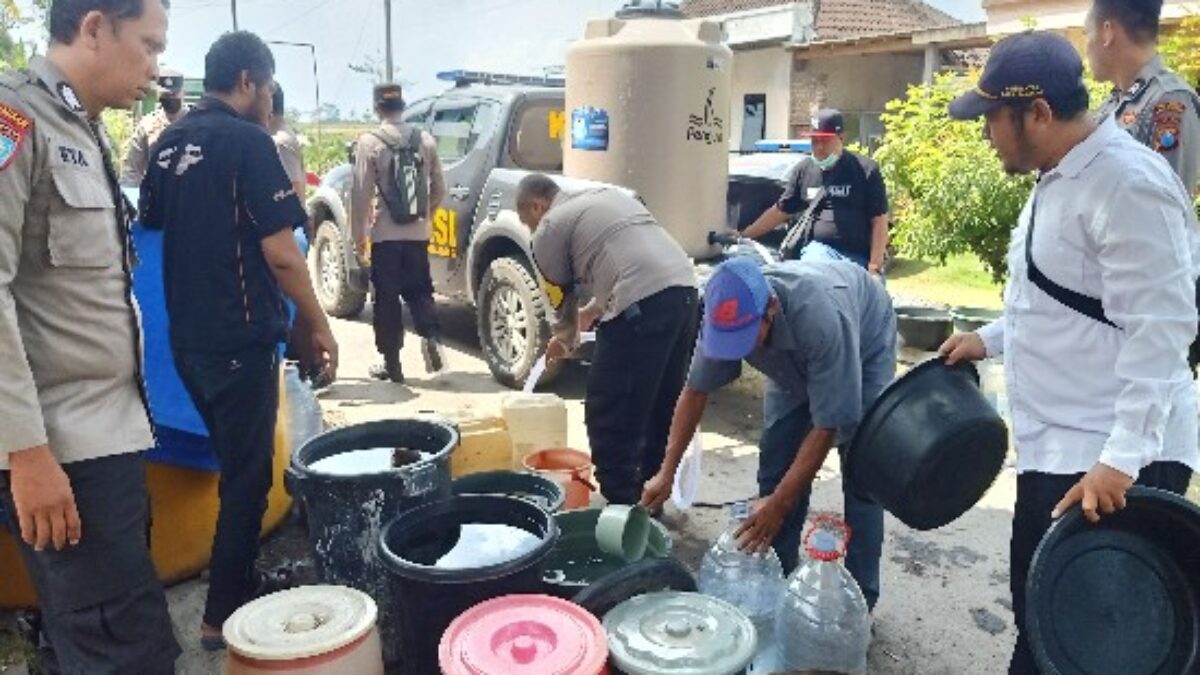 Polres Lumajang Kembali Distribusikan Bantuan Air Bersih Untuk Warga