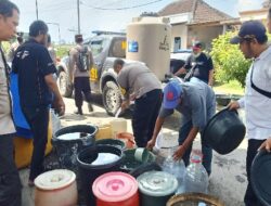 Polres Lumajang Kembali Distribusikan Bantuan Air Bersih Untuk Warga