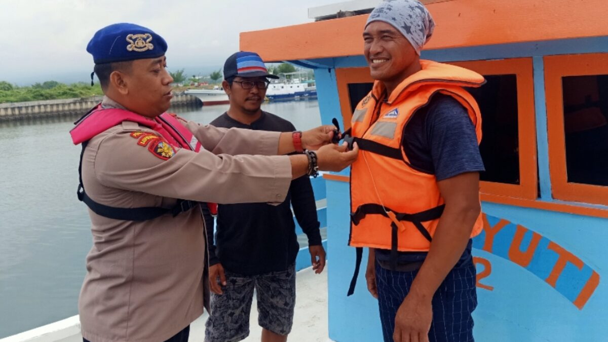 Polairud Resta Banyuwangi Laksanakan Giat Binmas Alat Keselamatan Berlayar Serta Pemeriksaan Dokumen Pelayaran