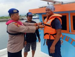 Polairud Resta Banyuwangi Laksanakan Giat Binmas Alat Keselamatan Berlayar Serta Pemeriksaan Dokumen Pelayaran