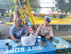 Personel Satpolairud Resta Banyuwangi Melakukan Giat Patroli Dialogis Pesisir Pantai Bulusan