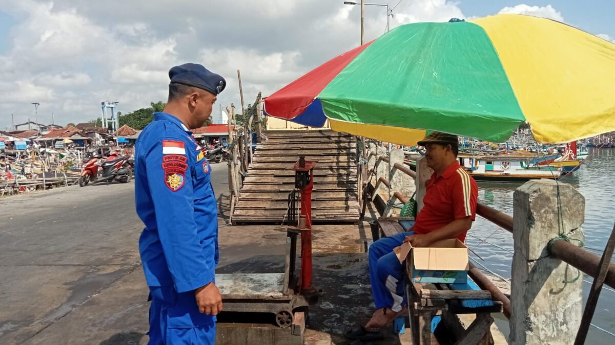 Polairud Resta Banyuwangi Melaksanakan Giat Patroli Serta Himbauan Kamtibmas Kawasan Dermaga Pelabuhan Muncar