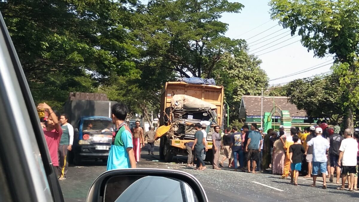 Kemacetan Jalan Raya Terjadi Akibat Tabrakan Dua Truk Material Bangunan 