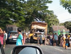 Kemacetan Jalan Raya Terjadi Akibat Tabrakan Dua Truk Material Bangunan 