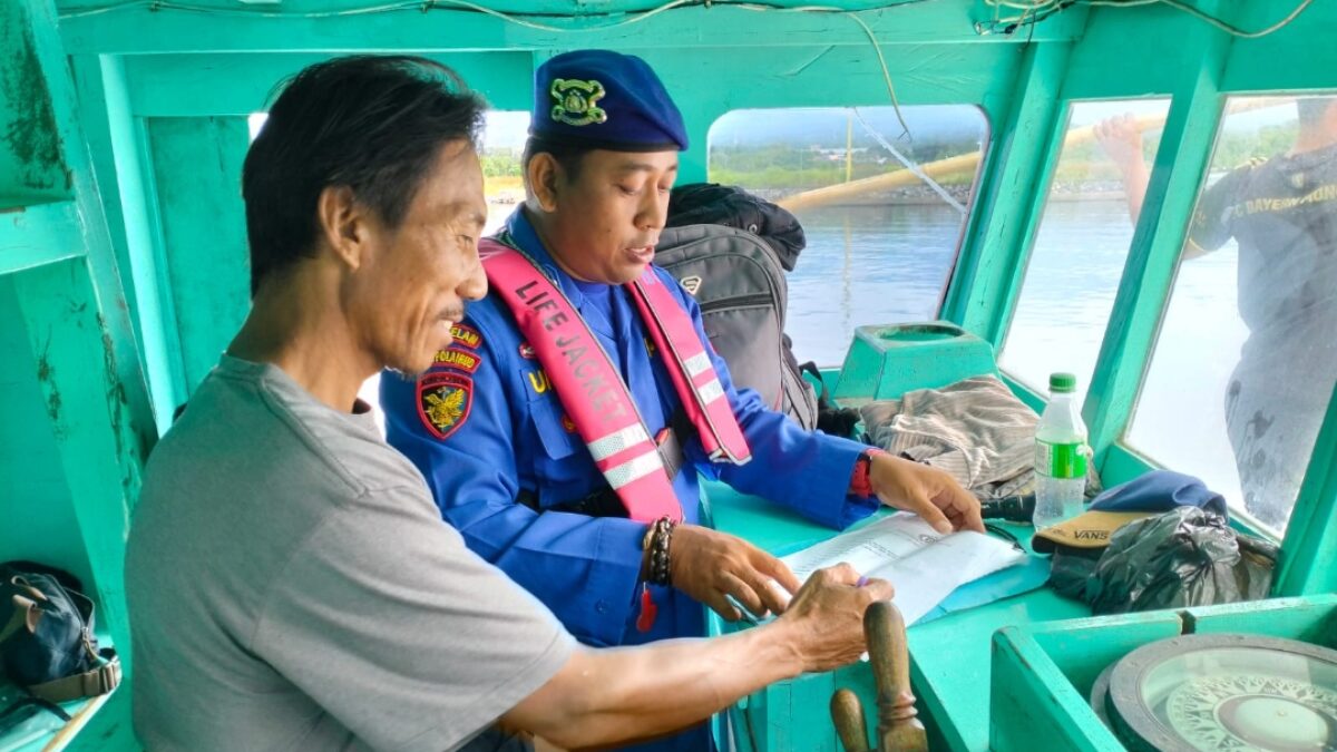 Aipda Haerul Umam Melaksanakan Giat Patroli Dialogis Dengan Pemeriksaan Dokumen Serta Alat Keselamatan Berlayar