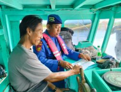 Aipda Haerul Umam Melaksanakan Giat Patroli Dialogis Dengan Pemeriksaan Dokumen Serta Alat Keselamatan Berlayar