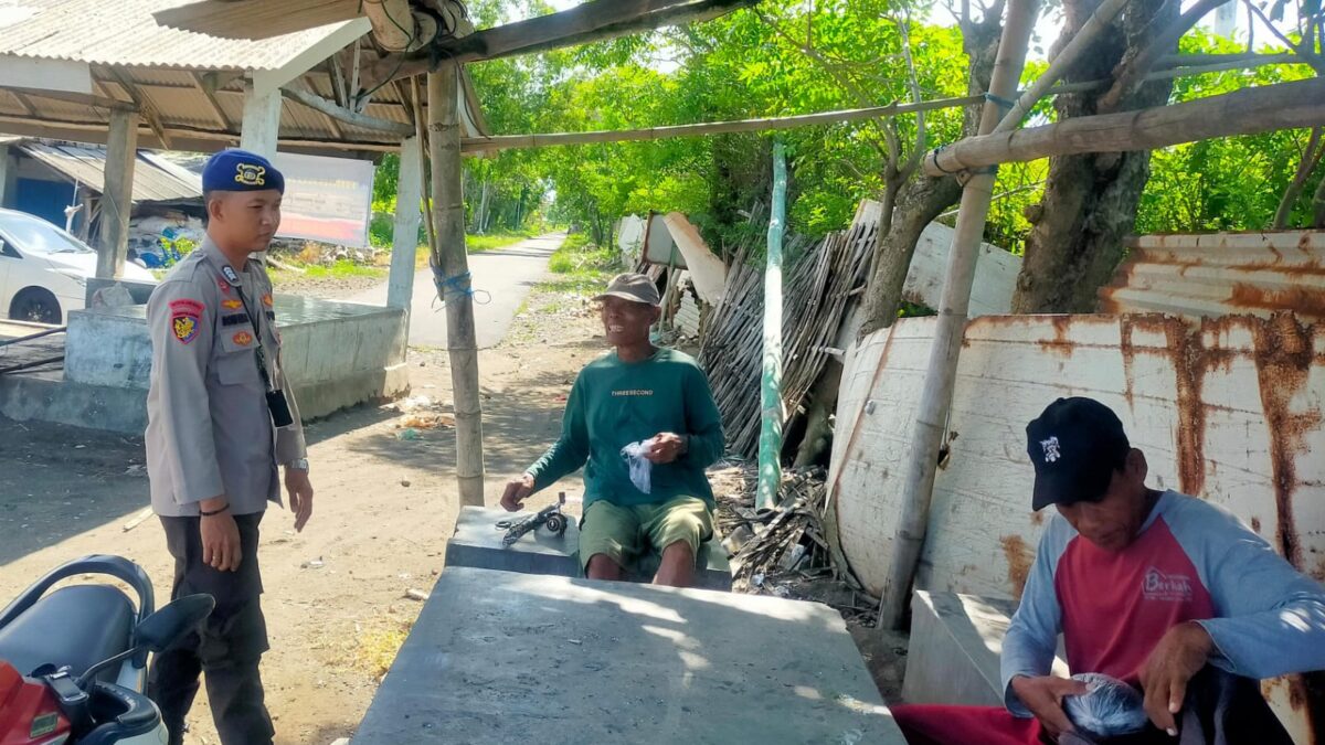 Satpolairud Polresta Banyuwangi Laksanakan Giat Patroli Dialogis Kawasan Pesisir Pantai Blibis