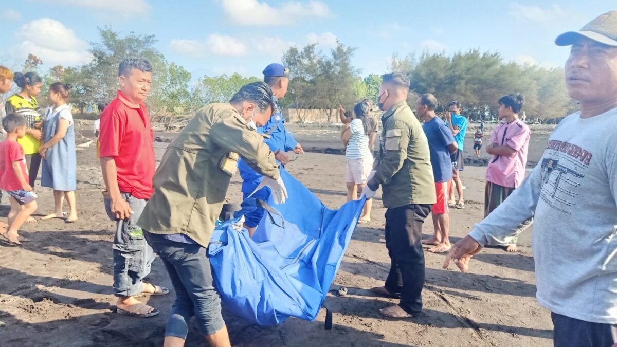 Satpolairud Polresta Banyuwangi Bersama RAPI Banyuwangi Mengevakuasi Jenazah Yang Terdampar Di Pesisir Pantai Sobo