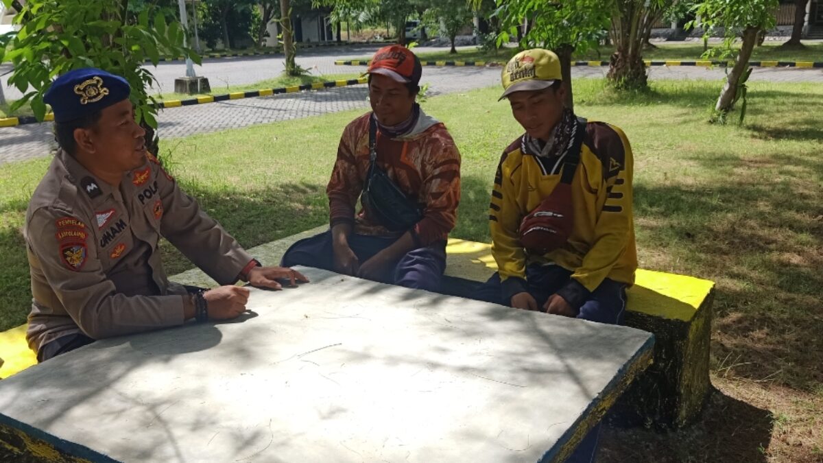 Polairud Resta Banyuwangi Laksanakan Giat Patroli Serta Sambang Dialogis Kepada Buruh Harian Lepas Marina Boom Banyuwangi