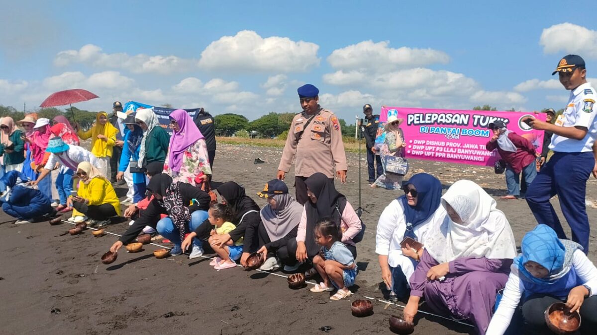 Polairud Banyuwangi Kawal Ibu-ibu Dharma Wanita Dishub Jatim Berkunjung Ke Marina Boom Banyuwangi