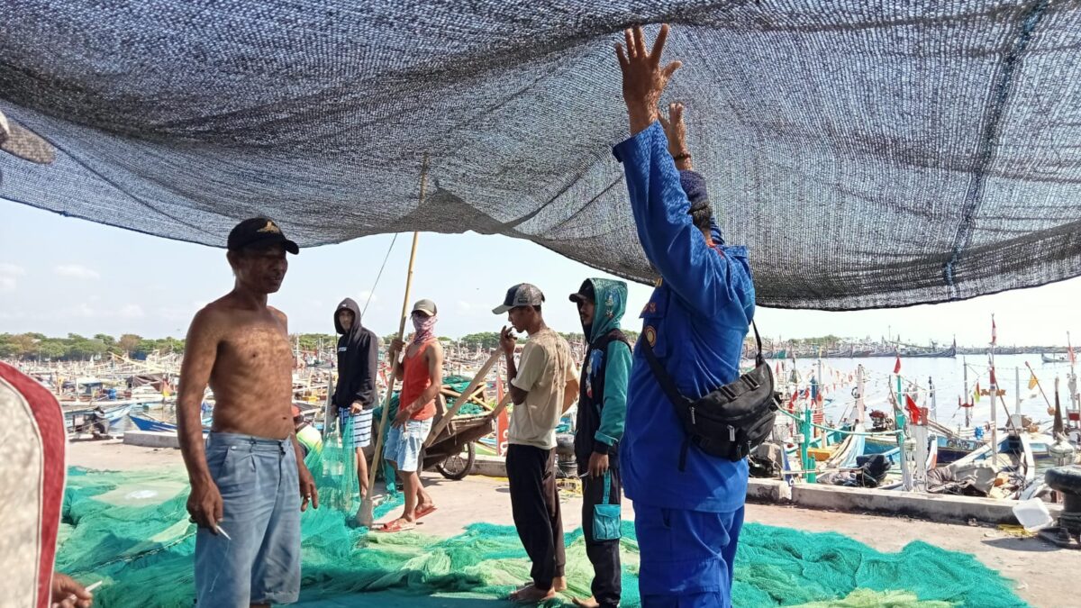 Antisipasi Pelanggaran Hukum Bripka I Wayan Wedhana Lakukan Riksa Alat Tangkap Nelayan Pelabuhan Muncar