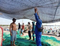 Antisipasi Pelanggaran Hukum Bripka I Wayan Wedhana Lakukan Riksa Alat Tangkap Nelayan Pelabuhan Muncar
