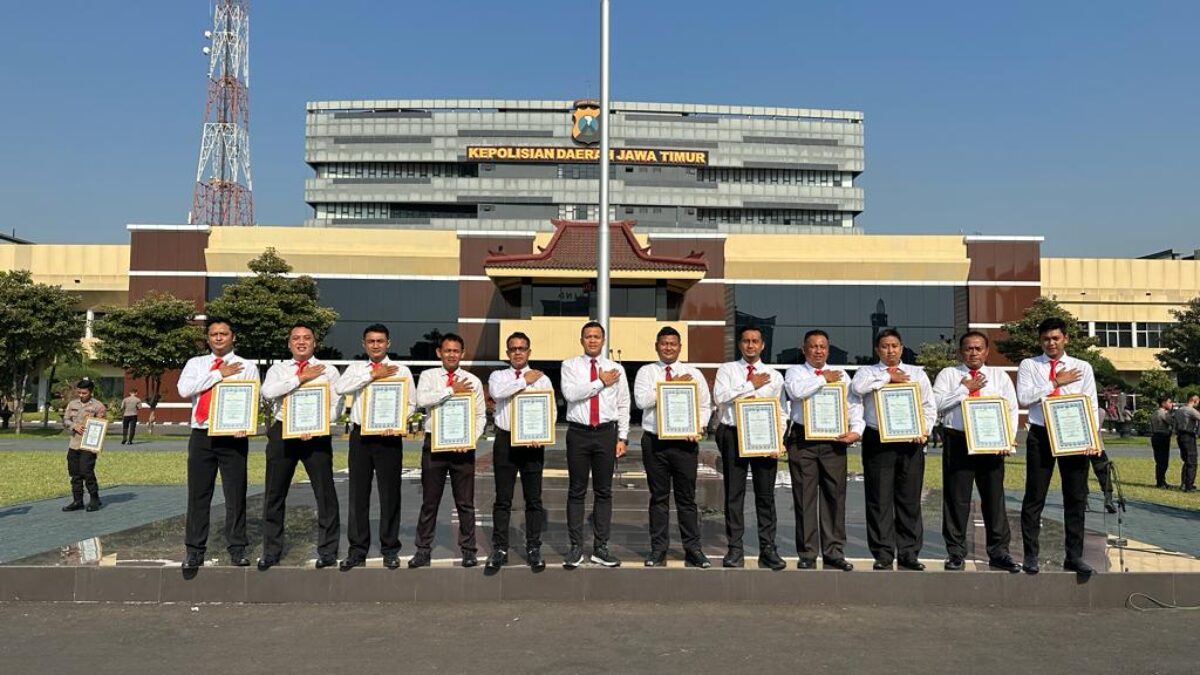 Sebanyak 216 Personil Polri Dan PNS Jatim Terima Penghargaan Dari Kapolda Jatim Termasuk Anggota Unit Reskrim Polresta Banyuwangi