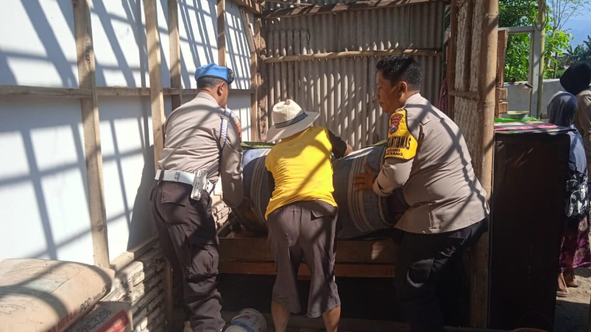 Polisi Peduli Gubuk Seorang Nenek di Jember Disulap Jadi Rumah Layak Huni