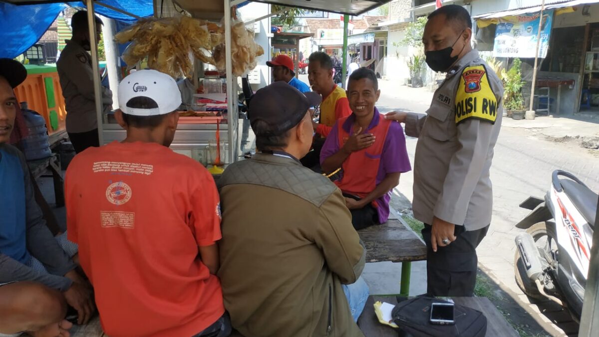 Gelar Curhat Presisi Polsek Babat AKP Sampon SH Bersama Anggota Serta Warga Di Warkop Kelurahan Babat