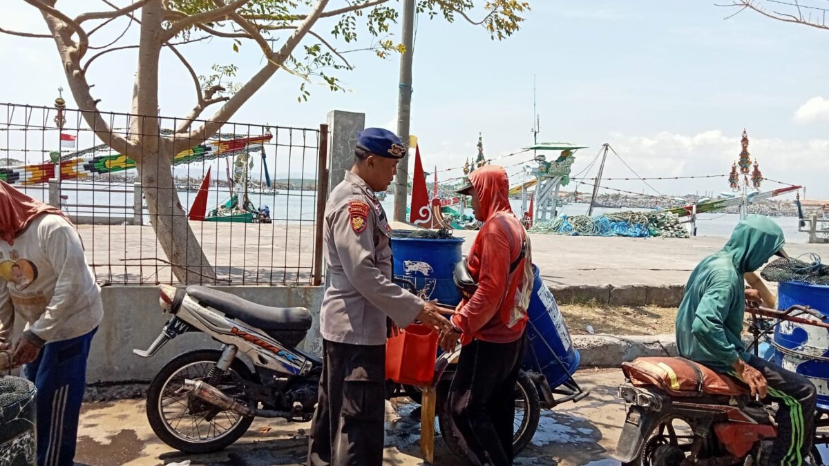 Bripka Wayan Wedhana Ingatkan Nelayan Untuk Selalu Waspada Di Saat Melaut