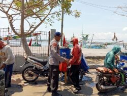 Bripka Wayan Wedhana Ingatkan Nelayan Untuk Selalu Waspada Di Saat Melaut