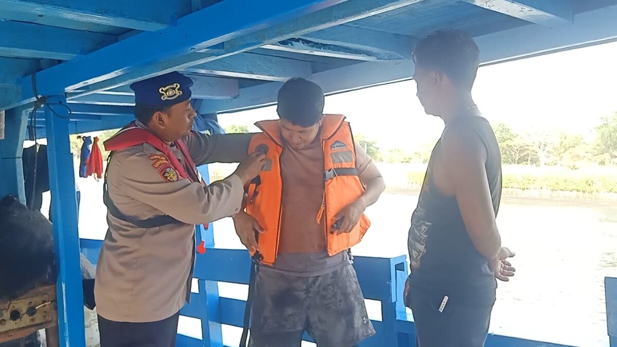 Ciptakan Kawasan Yang Aman Aipda Haerul Umam Berikan Ini Kepada Nahkoda