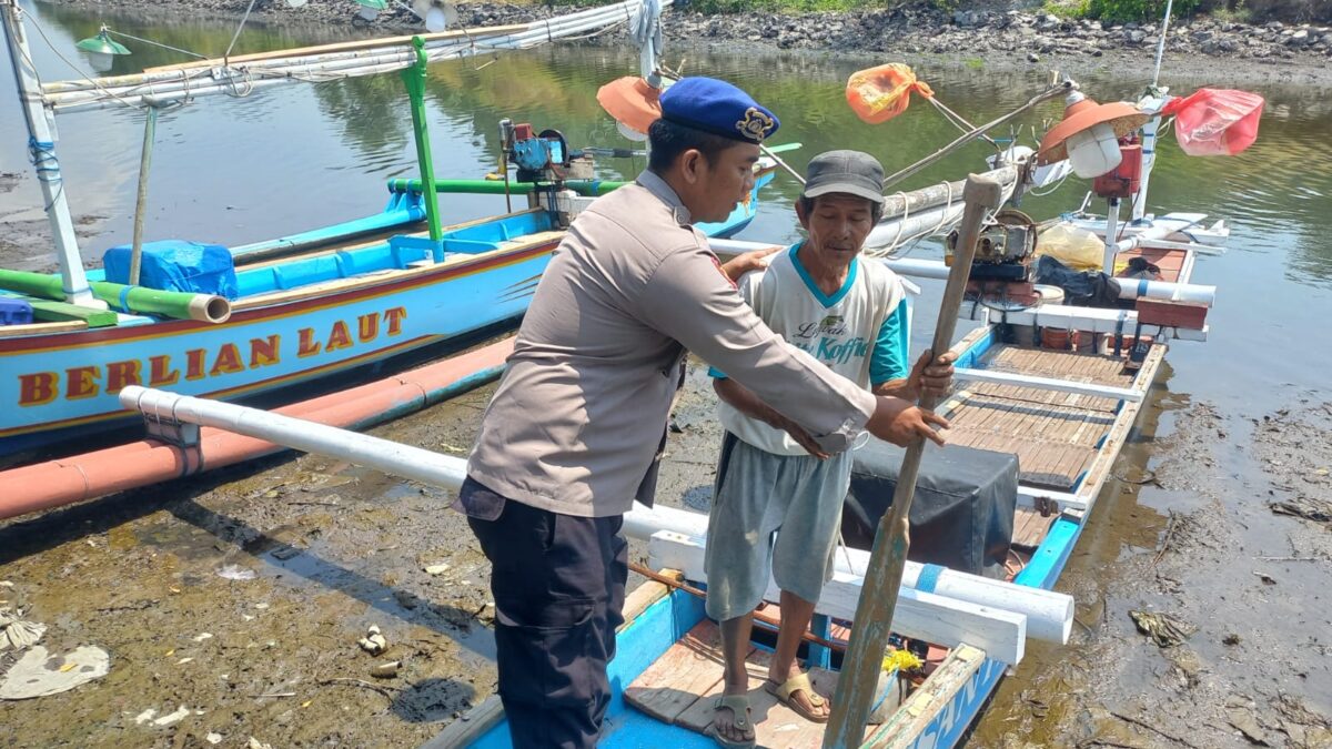 Laksanakan Binmas Rutin Ini Yang Disampaikan Bripka Taufiq Kepada Nelayan